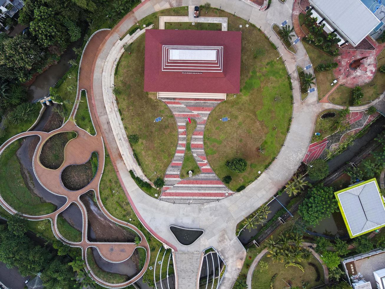 depok, indonesien 2021 - Luftaufnahme des Spielplatzhofs im öffentlichen Park, umgeben von grünen Bäumen foto