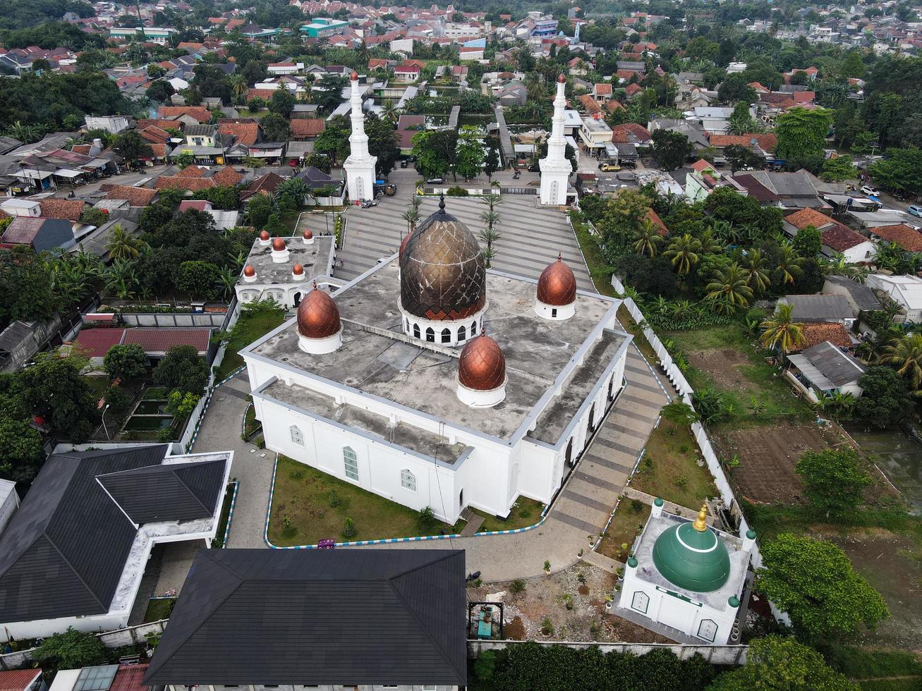 depok, indonesien 2021- nurul mustofa zentrum moscheenpanorama, blick auf die größte moschee in depok foto