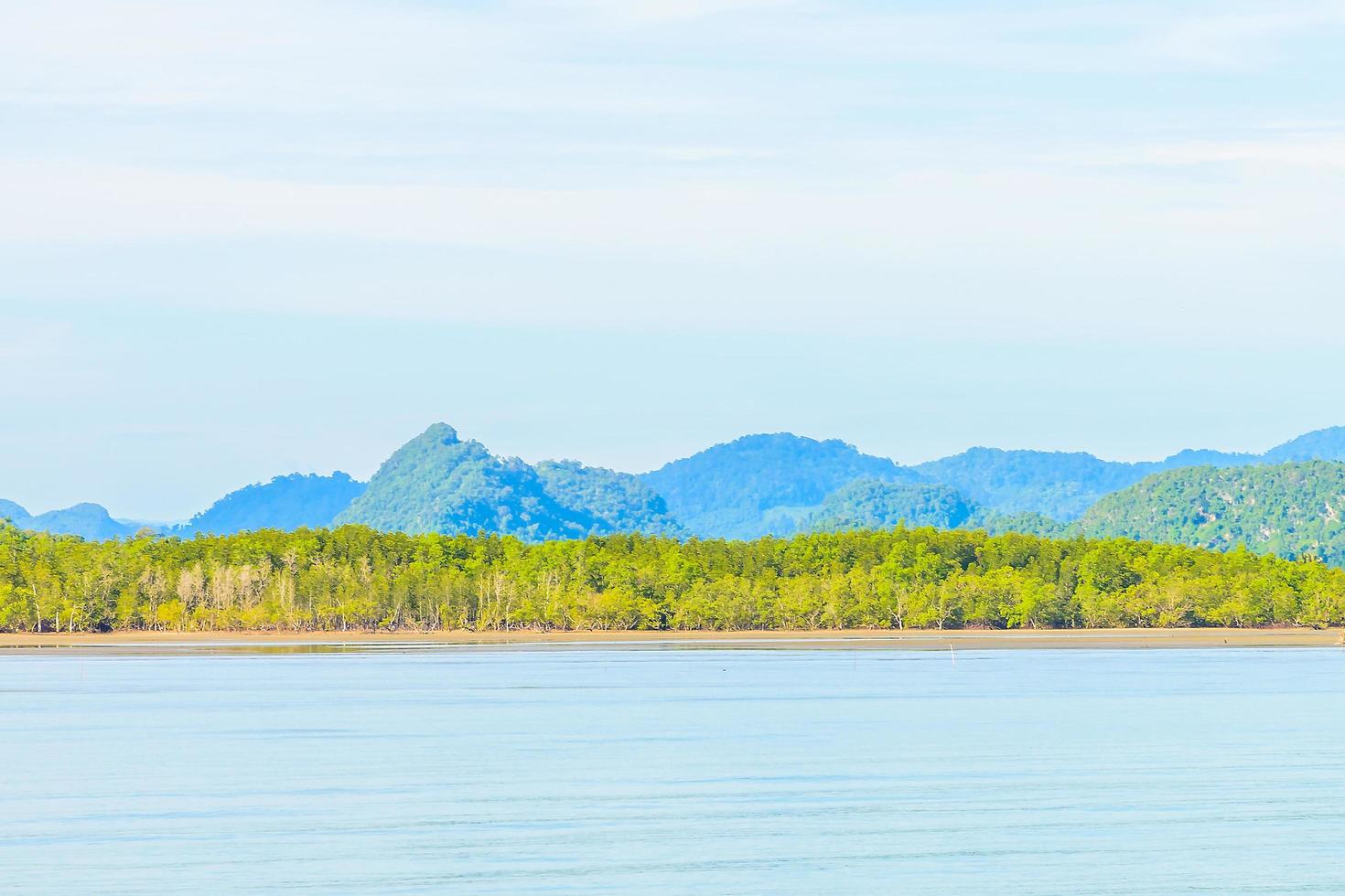 schöne tropische Insel und Meer in Thailand foto