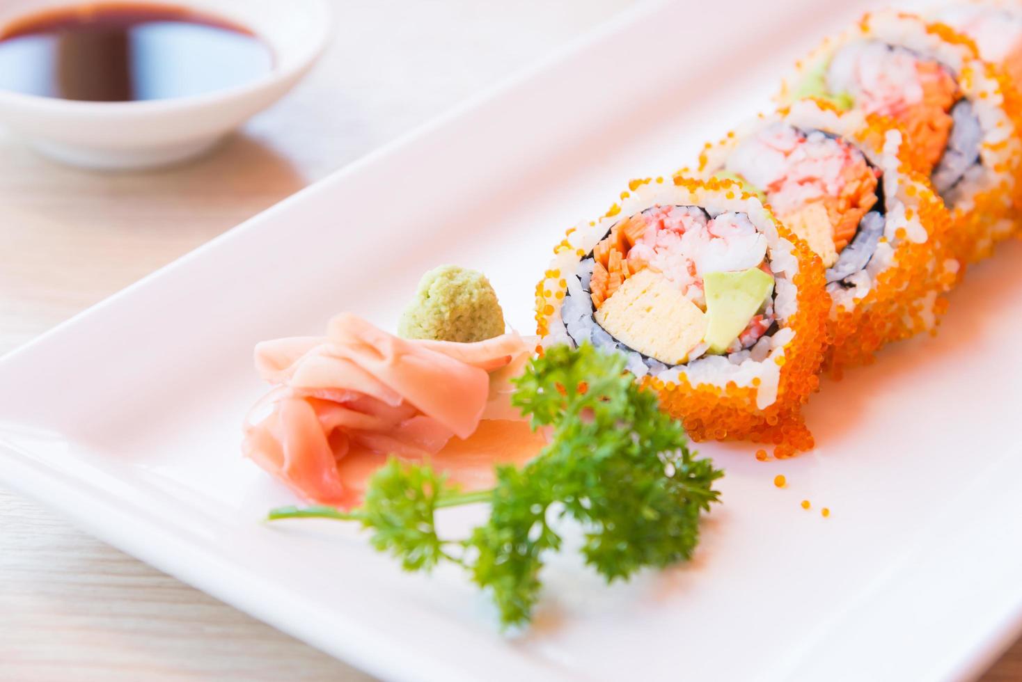 Selektiver Fokuspunkt California Roll Maki Sushi foto