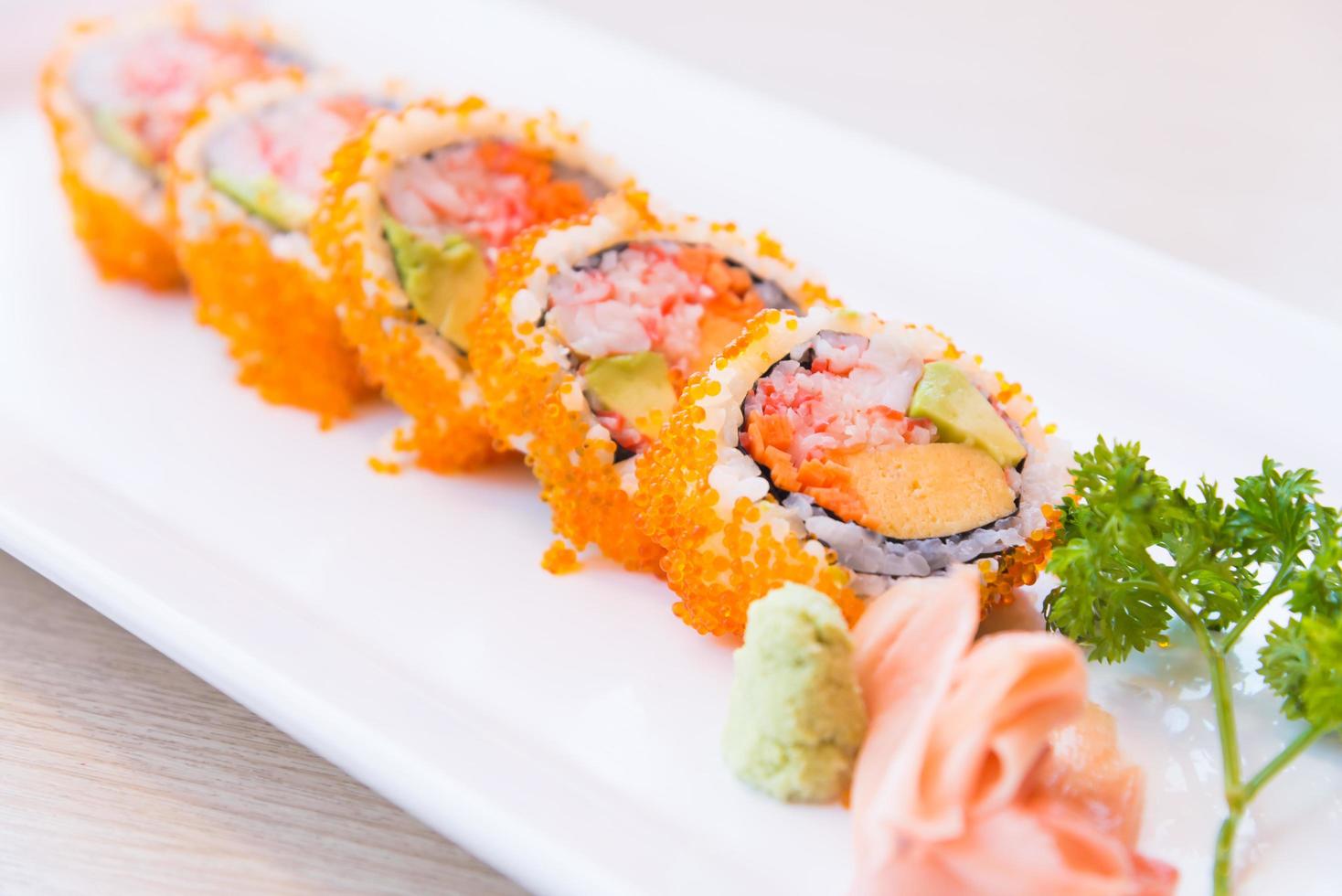 Selektiver Fokuspunkt California Roll Maki Sushi foto