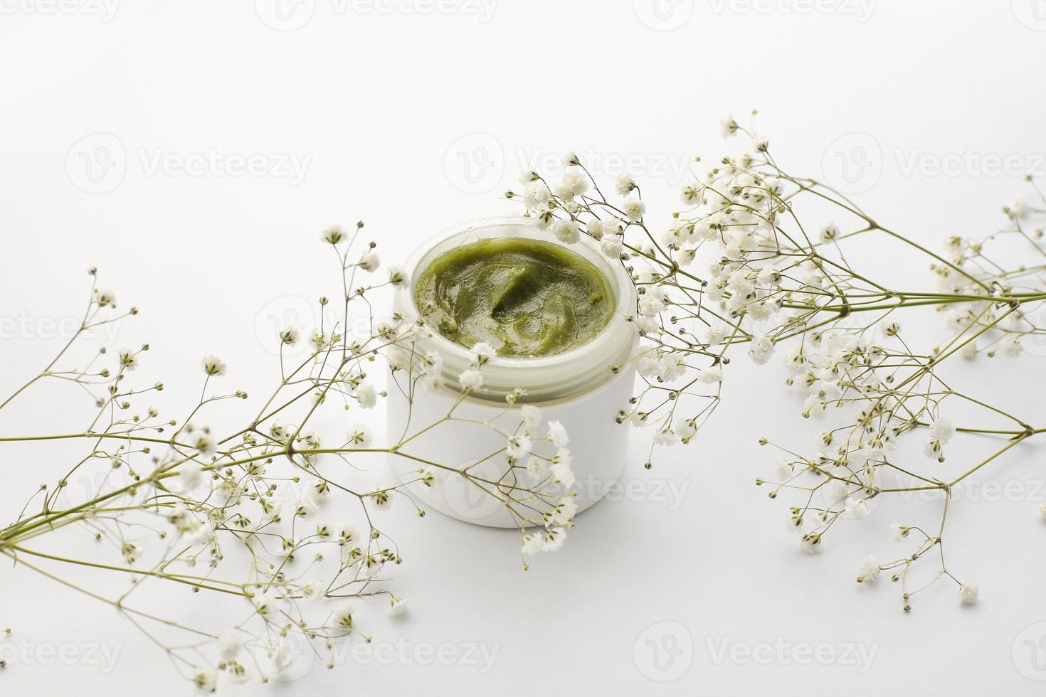 Kräuter-Hautpflegecreme mit Blumen foto