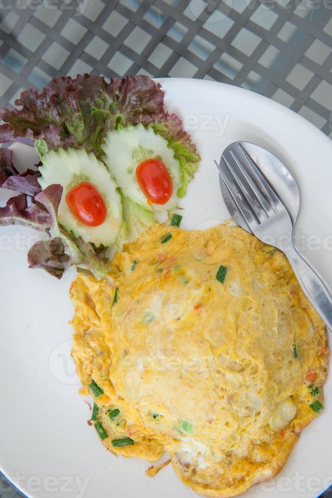 Gelb Omlette dient mit Gemüse foto