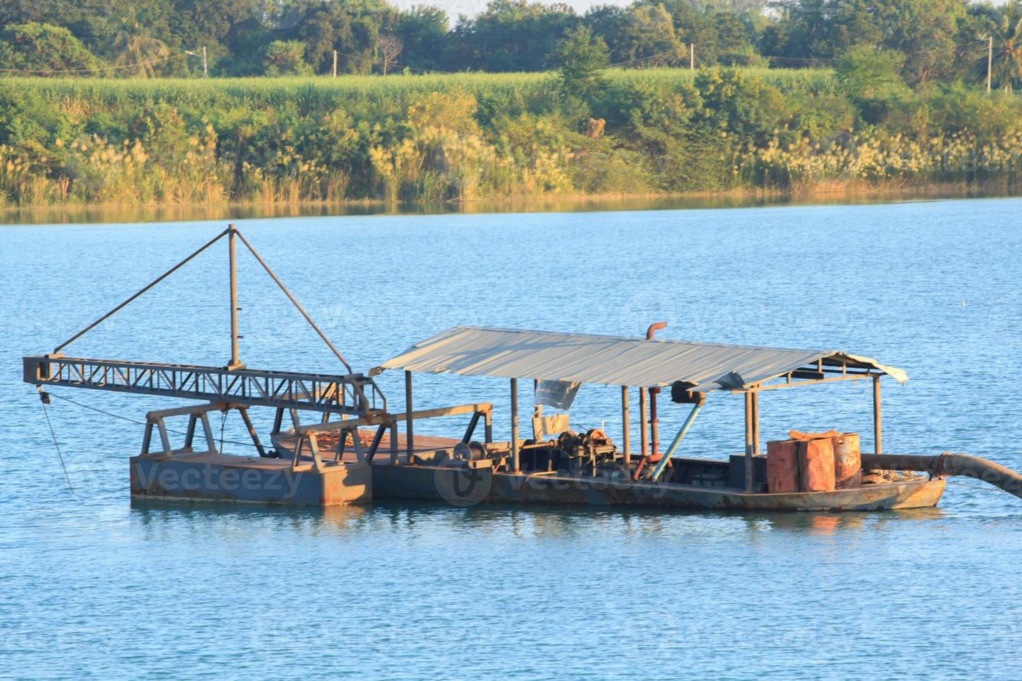 Sandsaugschiffe transportieren Sand aus Stahlrohren in tiefen Flüssen für den Bau von Industrien wie Häusern, Gebäuden, Straßen und vielen anderen, wo Sand als Mischung verwendet wird. foto