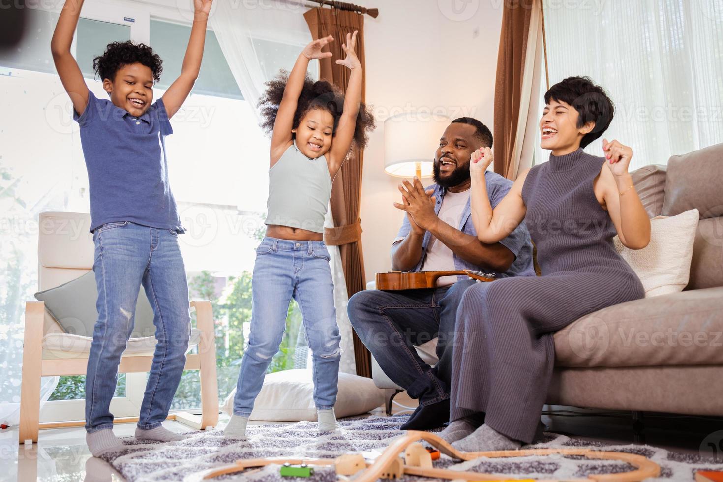 offen Momente von afrikanisch amerikanisch Familie Tanzen beim heim, perfekt zum Lebensstil Inhalt foto