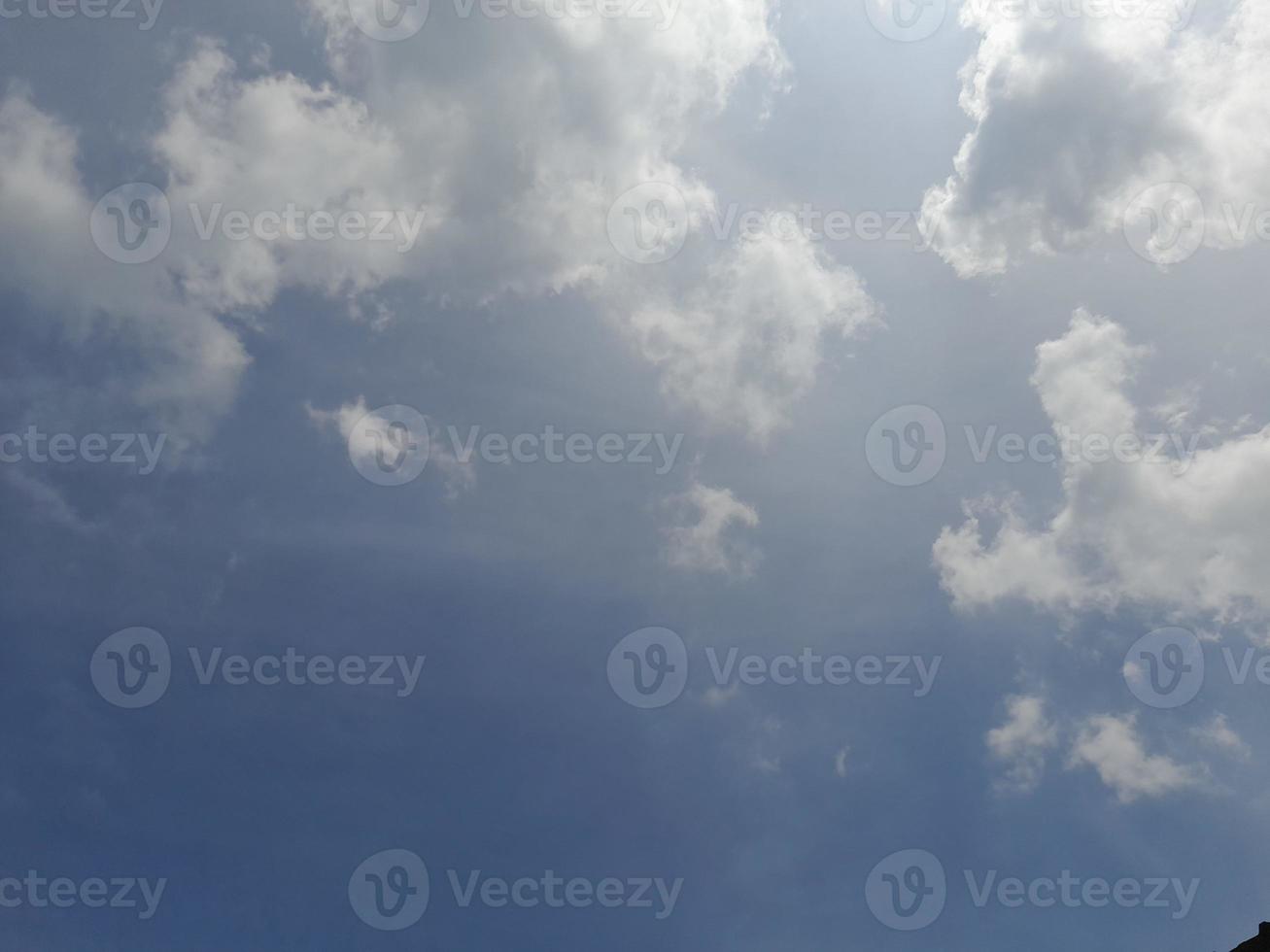 weiße Wolken am blauen Himmel. schöner hellblauer Hintergrund. leicht bewölkt, gutes Wetter. lockige Wolken an einem sonnigen Tag. foto