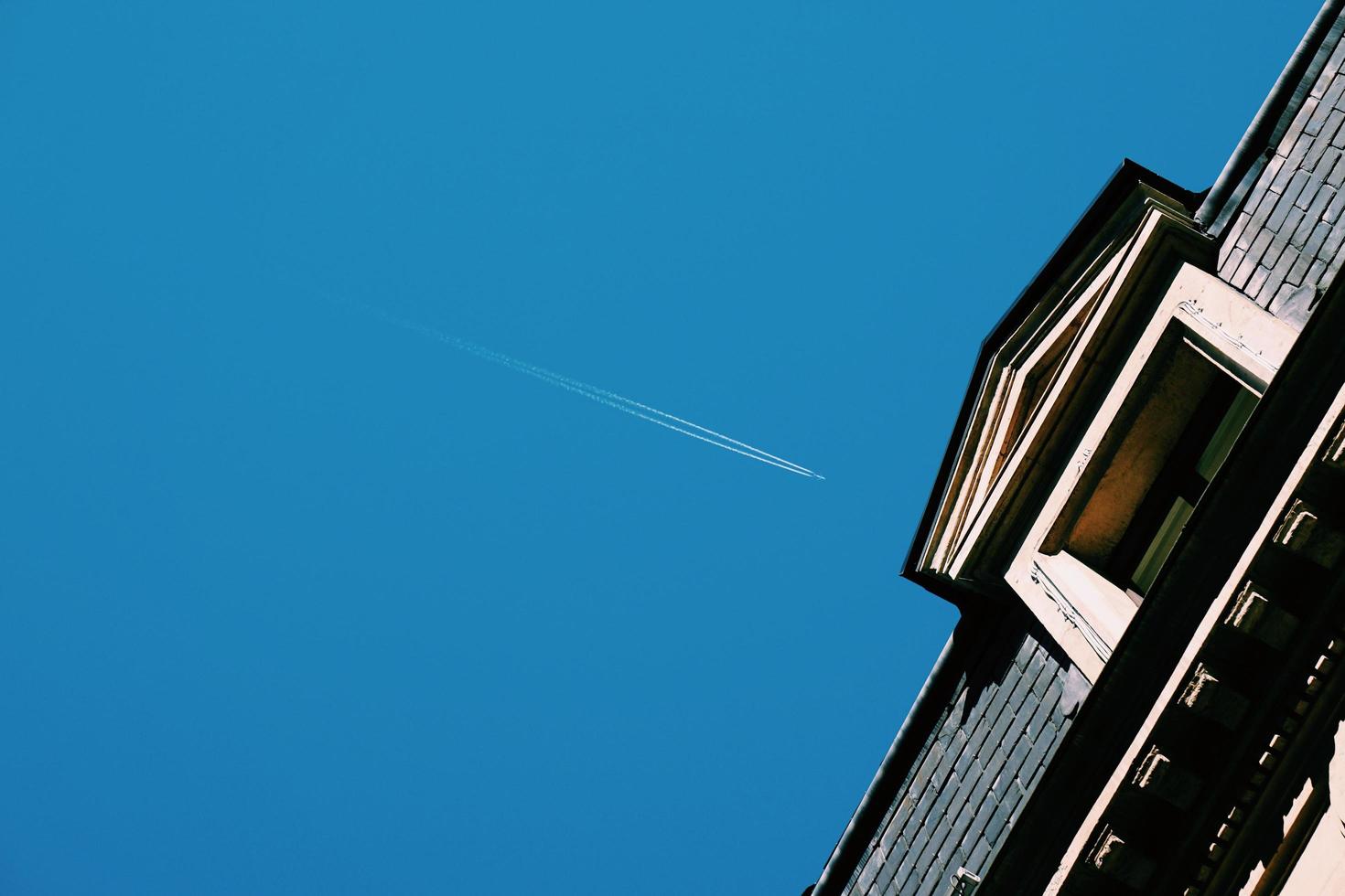 Flugzeug fliegt in den blauen Himmel in Bilbao Stadt, Spanien foto