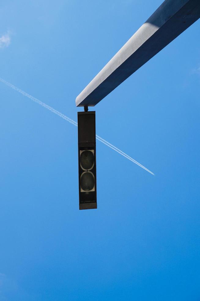 Flugzeug fliegt in den blauen Himmel in Bilbao Stadt, Spanien foto