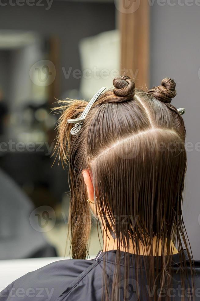 Brünette Frau mit Teilt Haar foto