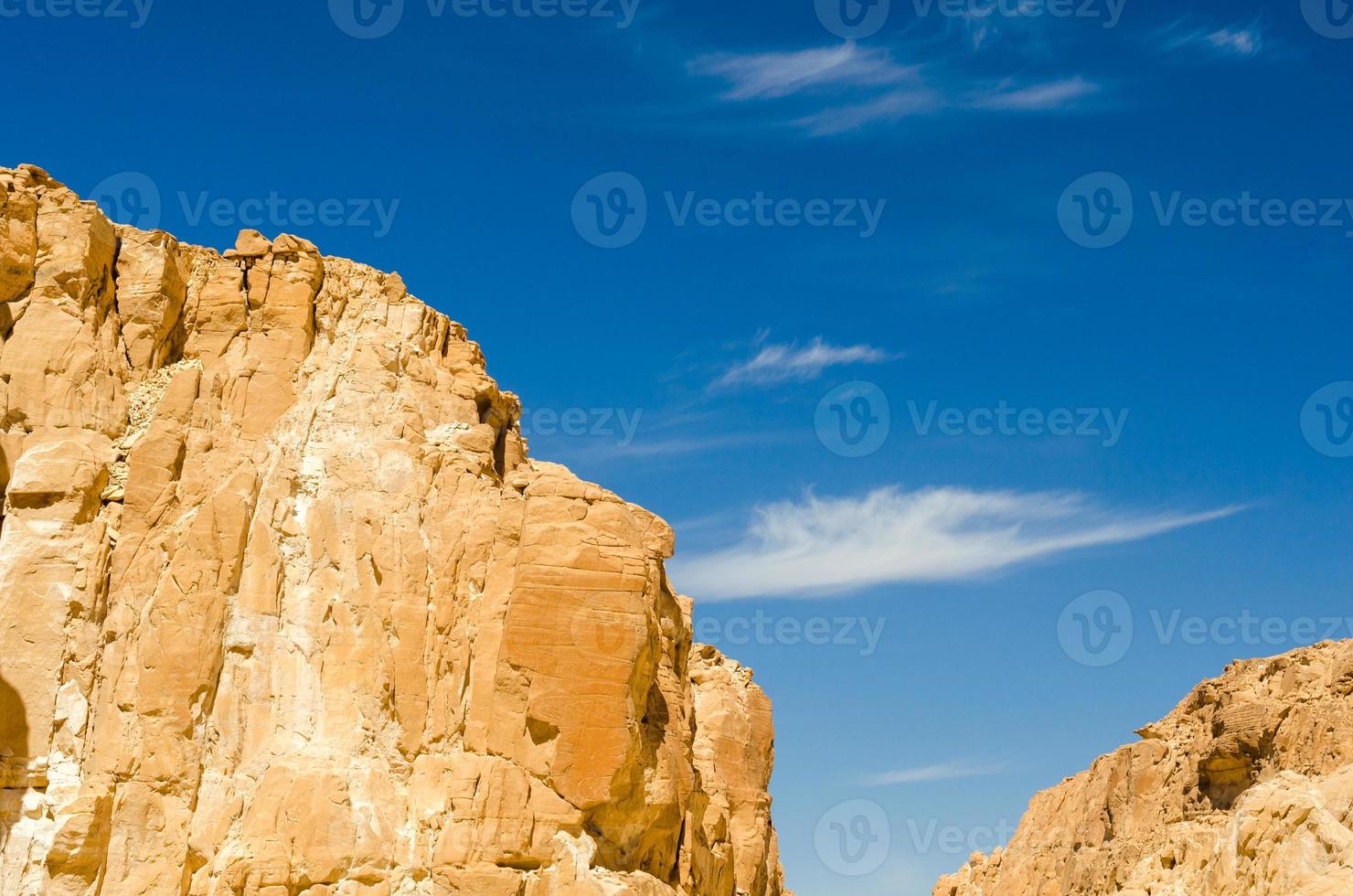 braune Klippen und blauer Himmel foto