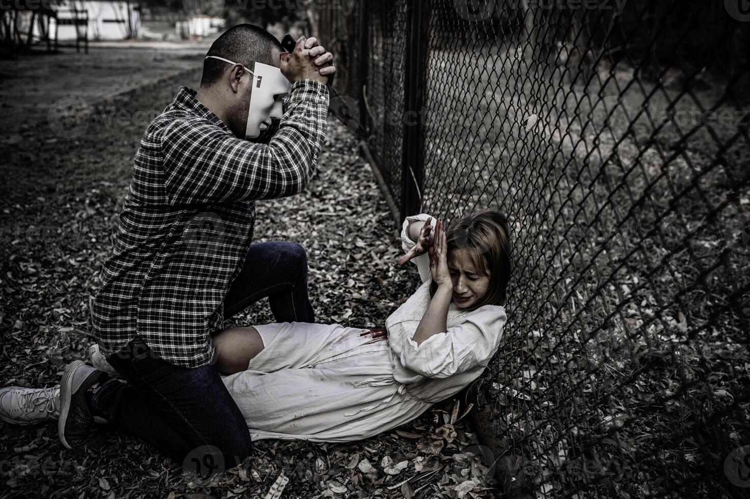 ein seriell Mörder Szene ist Über zu töten ein asiatisch Frau, Konzept Thriller Szene, Halloween Festival foto