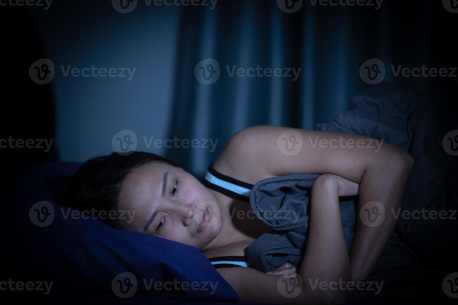 asiatisch Frauen haben ein hoch Besorgnis, Sorge Das ist Warum sie kippen schlafen.haben Stress von Arbeit foto