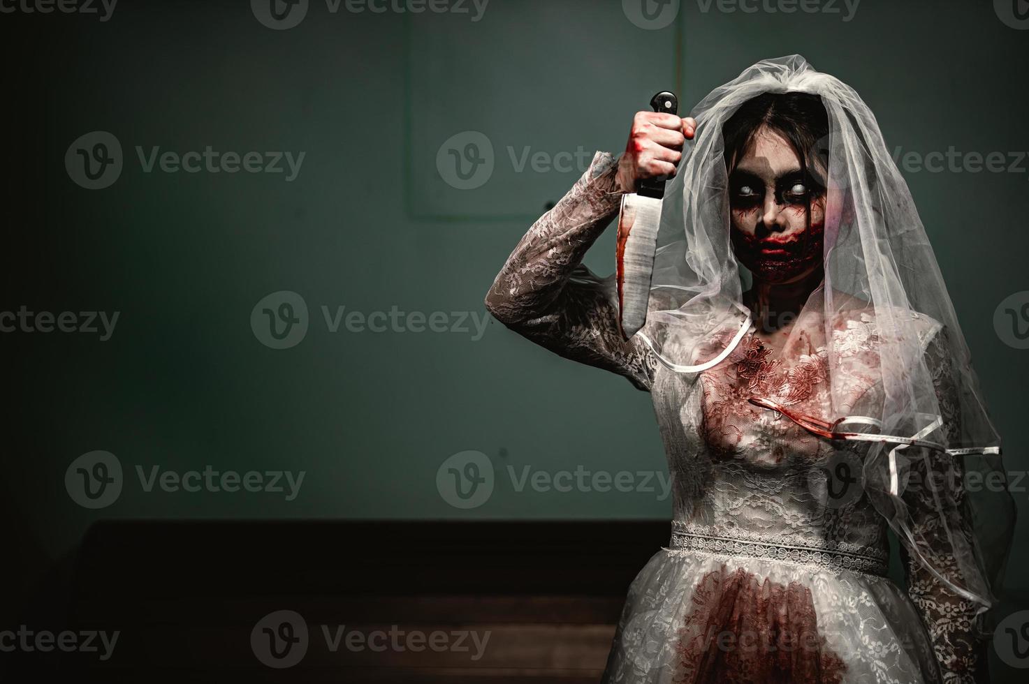 Halloween Festival Konzept, asiatisch Frau bilden Geist Gesicht, Braut Zombie Charakter, Horror Film Hintergrund oder Poster foto