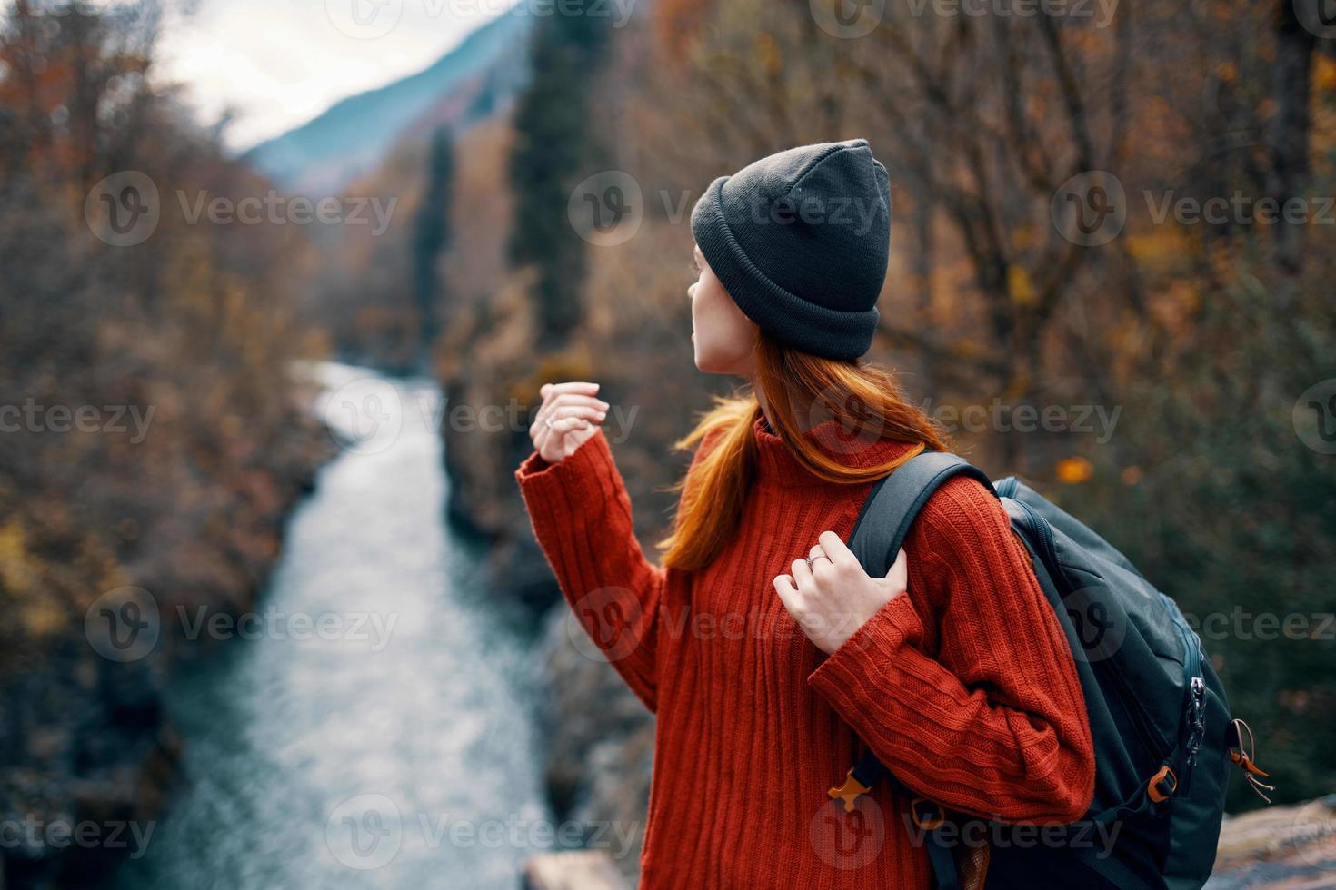 Frau Tourist mit Rucksack auf das Brücke durch das Fluss Reise foto