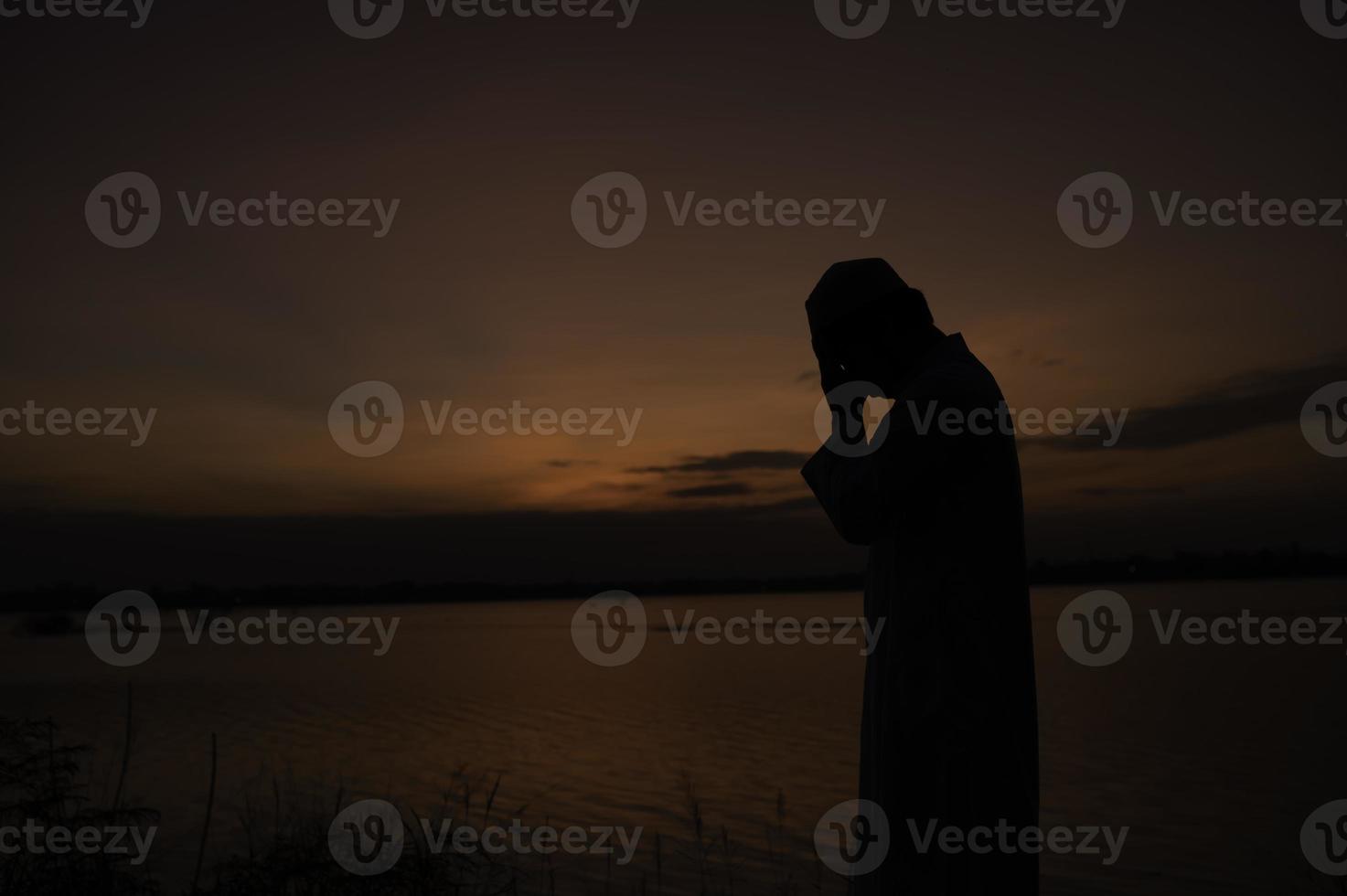 Silhouette jung asiatisch Muslim Mann beten auf Sonnenuntergang, Ramadan Festival Konzept foto