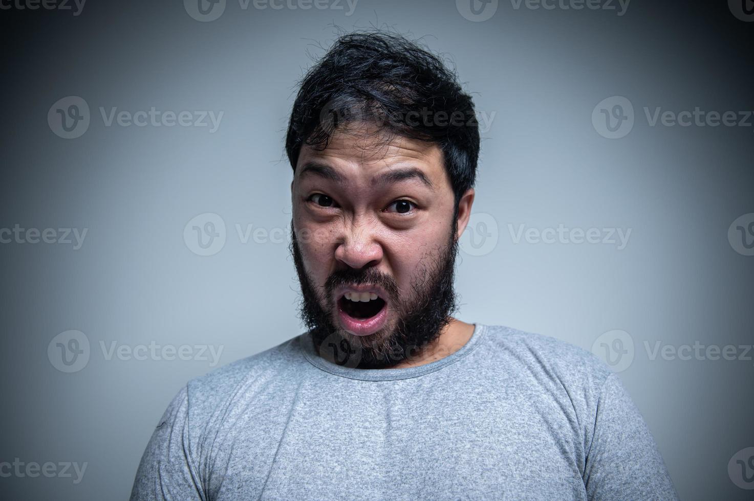 asiatisch gut aussehend Mann wütend auf Weiß Hintergrund, Porträt von jung Stress männlich Konzept foto