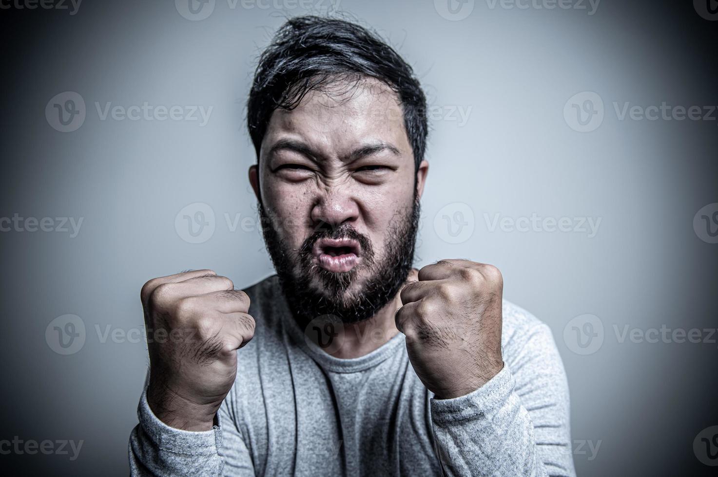 asiatisch gut aussehend Mann wütend auf Weiß Hintergrund, Porträt von jung Stress männlich Konzept foto