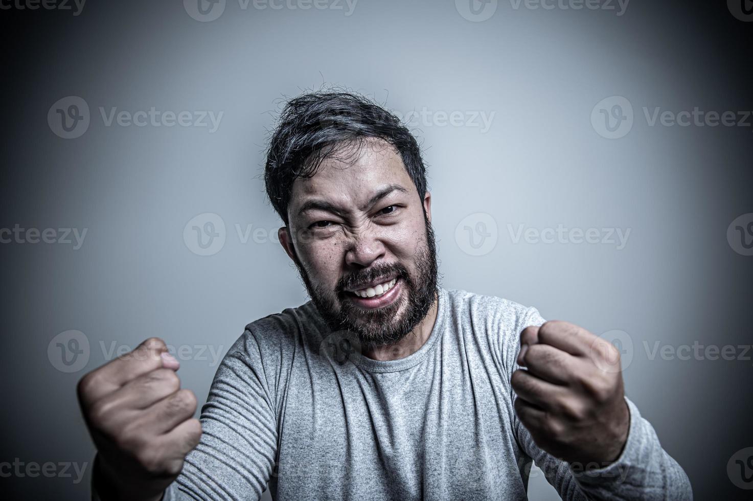 asiatisch gut aussehend Mann wütend auf Weiß Hintergrund, Porträt von jung Stress männlich Konzept foto