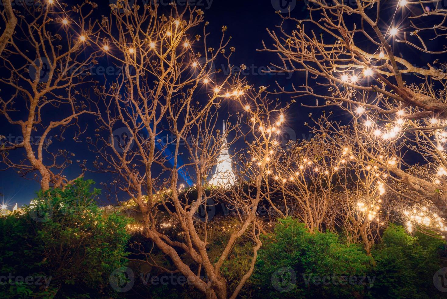 Weiß Pagode im phra Nakhon Khiri historisch Park mit Beleuchtung beim Nacht, Phetchaburi, Thailand. foto