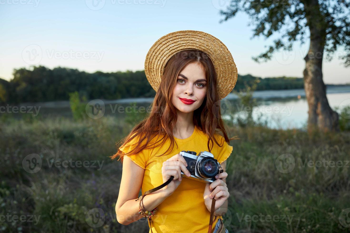 ziemlich Frau rot Lippen Kamera Hobby frisch Luft Reise foto