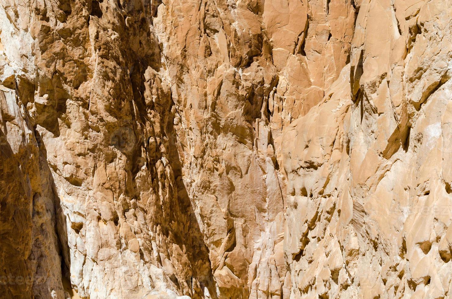 Wand eines felsigen Berges foto