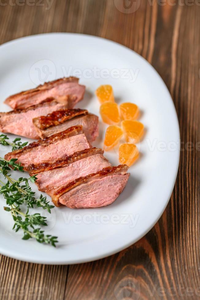 Scheiben von Ente Brust mit frisch Thymian foto