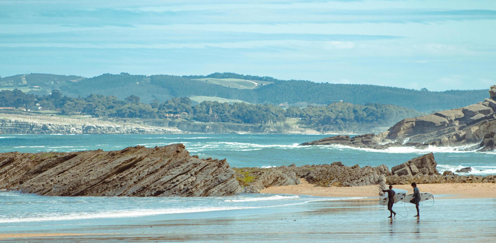 Paar von Surfer Gehen auf das Strand. gehen zu tun etwas Surfen foto