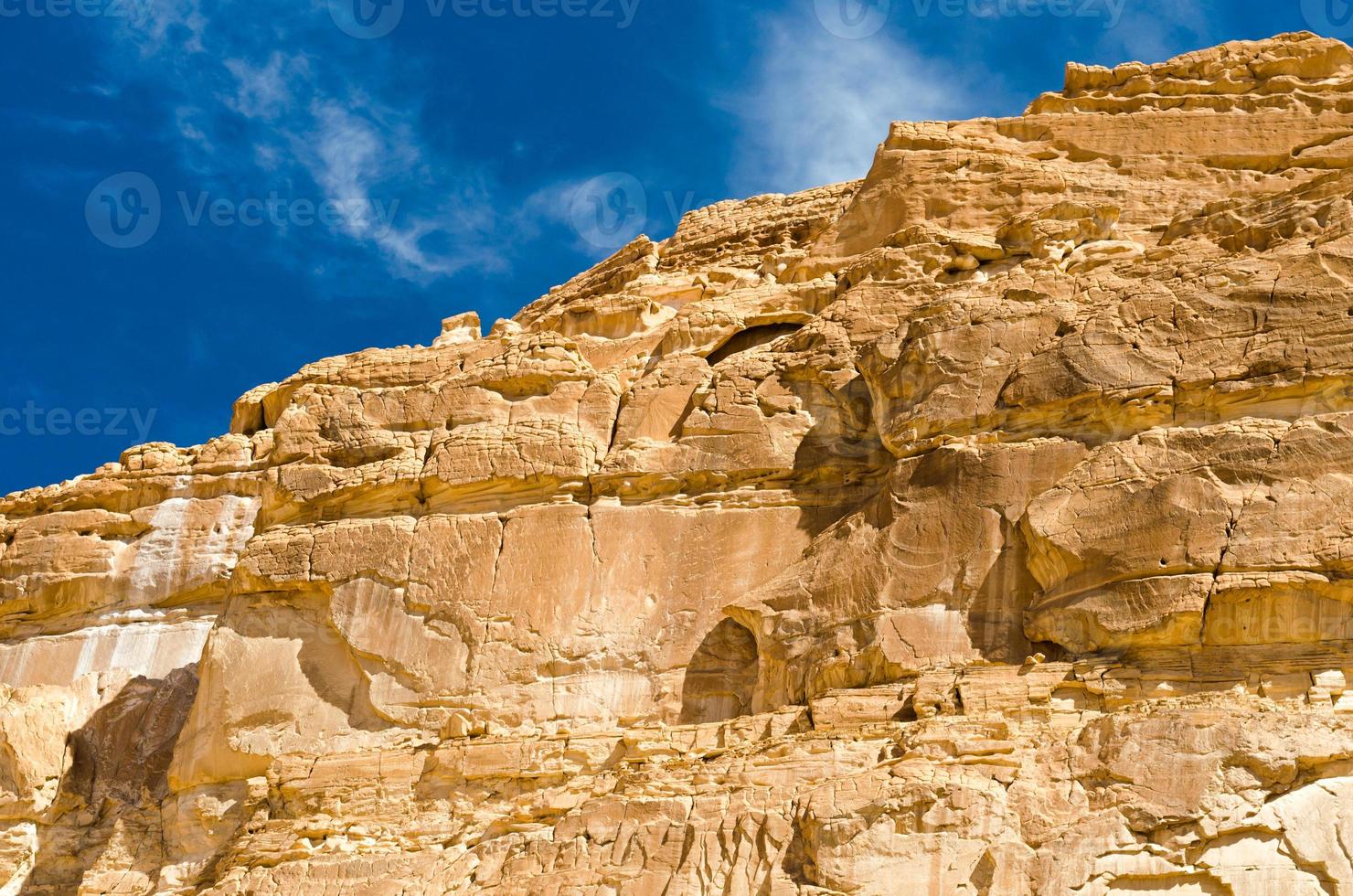 felsiger Berg und blauer Himmel foto