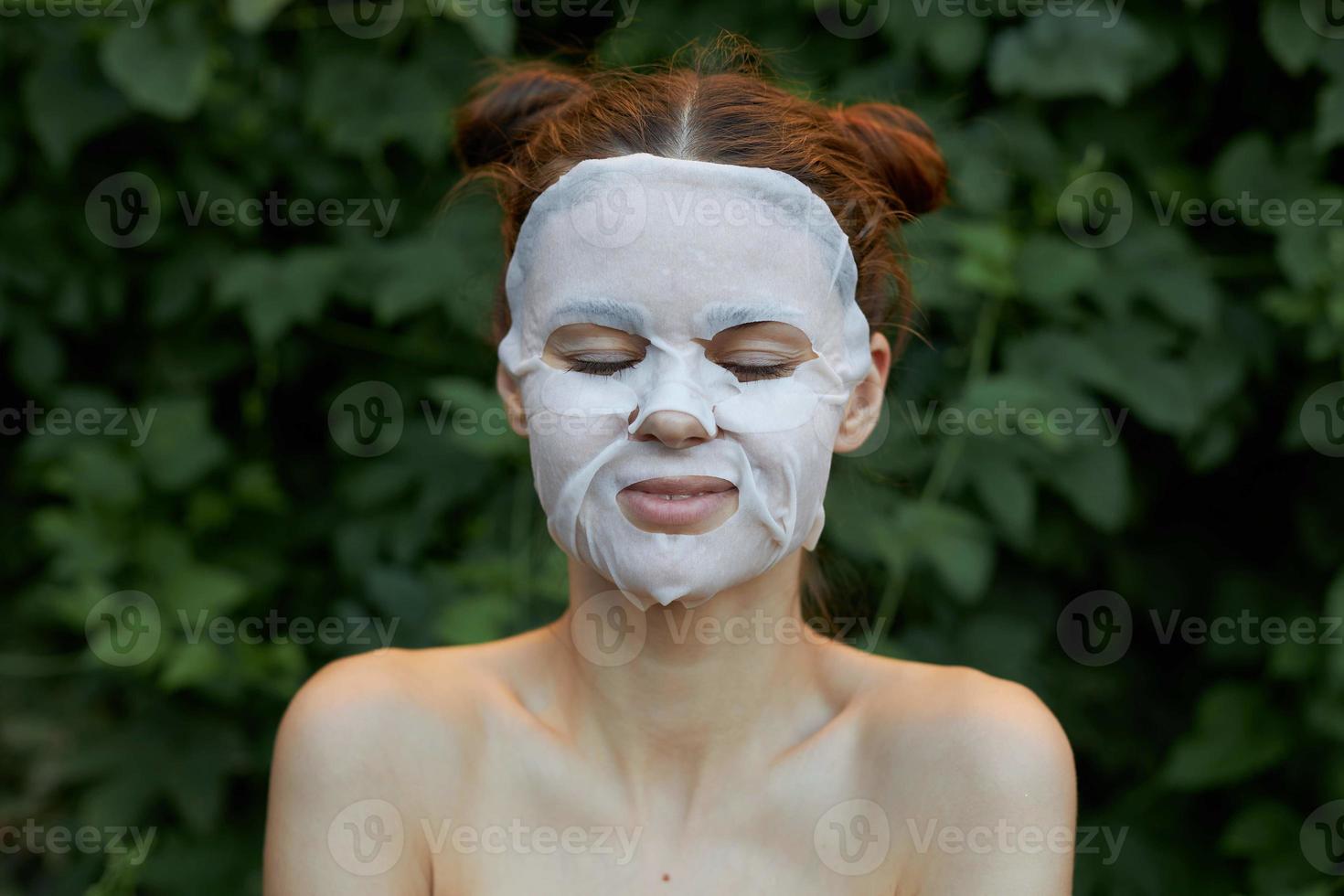 nett Mädchen Antialterung Maske geschlossen Augen und ein unnatürlich Lächeln klar Haut foto