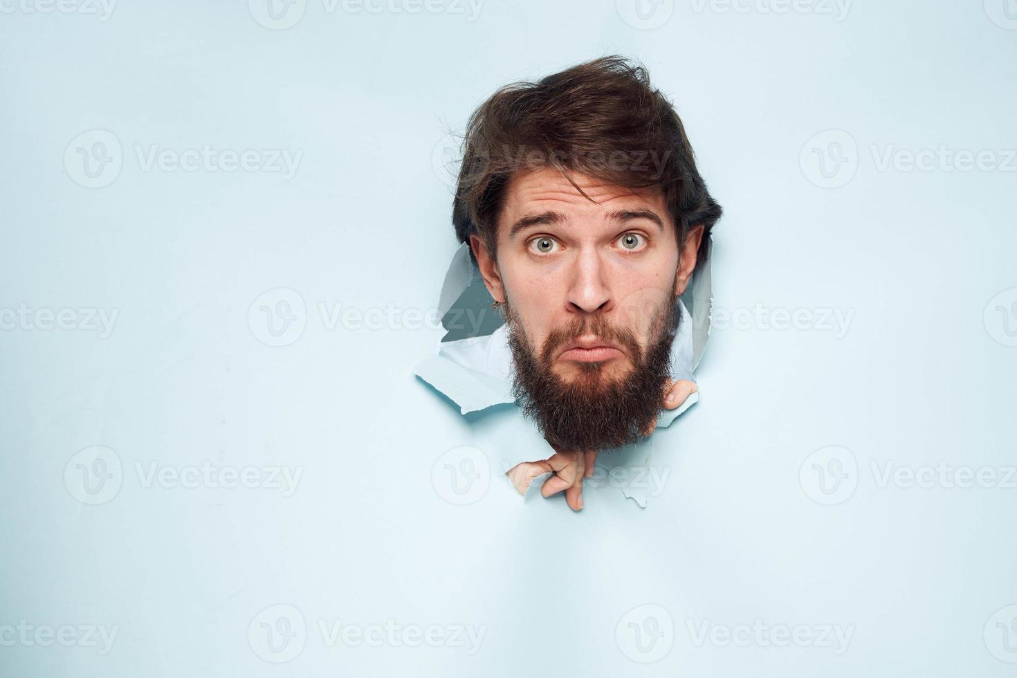 schreiend bärtig Mann spähen aus von hinter das Mauer Emotionen Arbeit foto