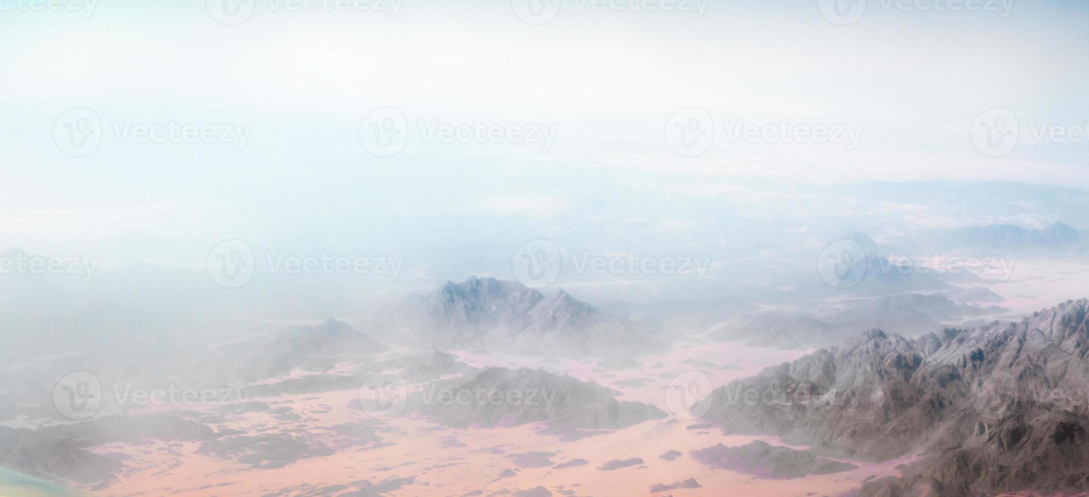 Nebel über felsigen Bergen foto