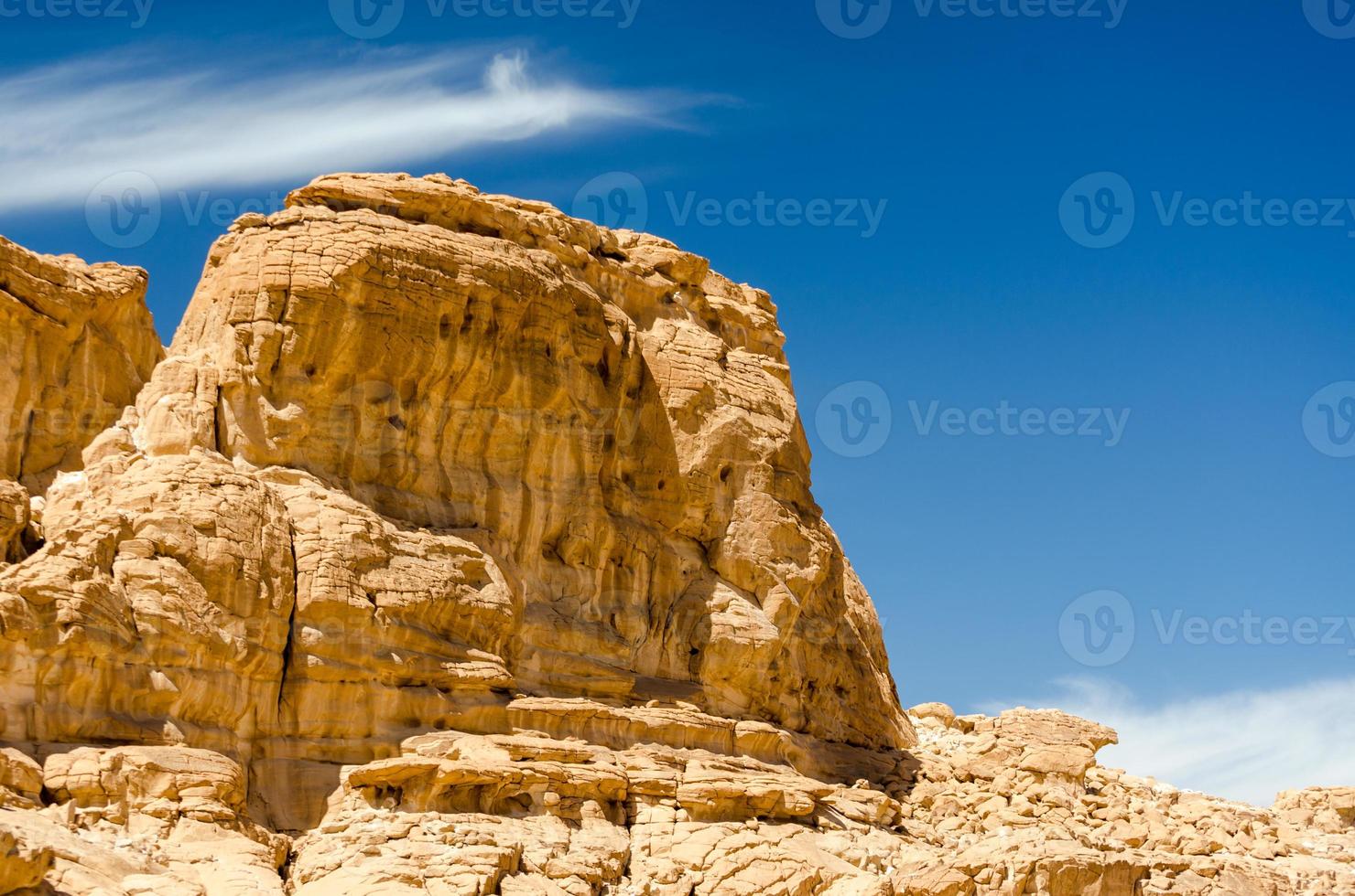 Felsplateau und blauer Himmel foto