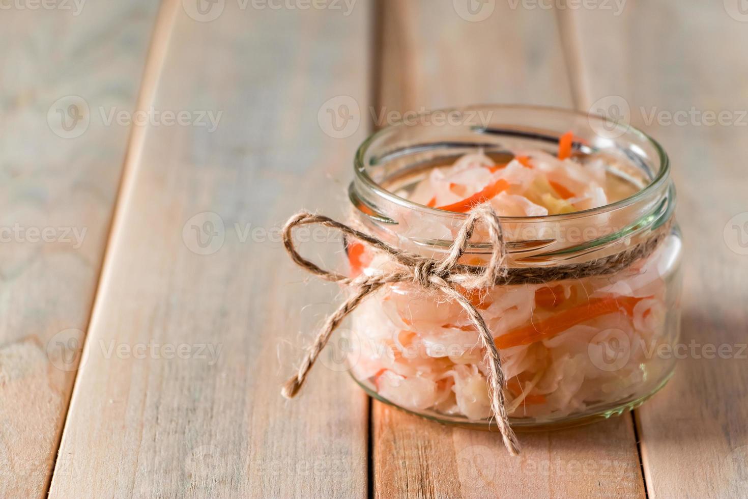 hausgemachtes Sauerkraut im Glas foto