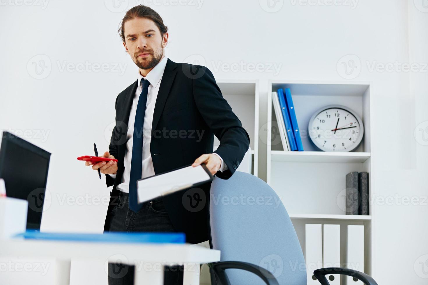 Mann im ein passen im das Büro mit Unterlagen Exekutive foto