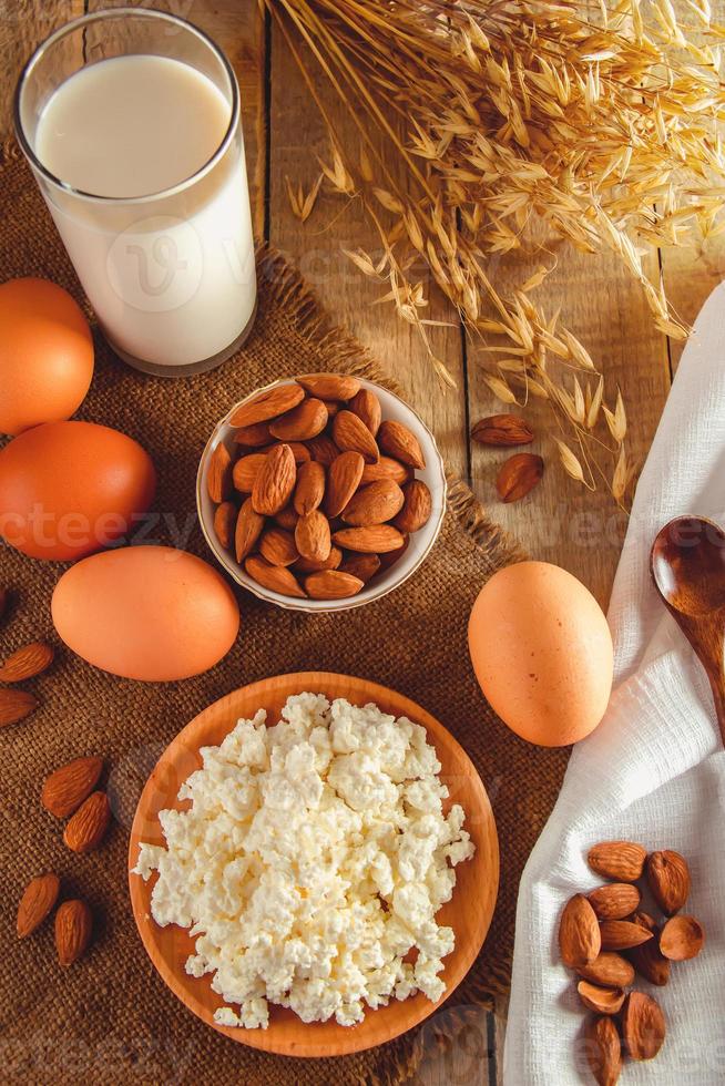 Hüttenkäse, Eier, Nüsse und Milch foto