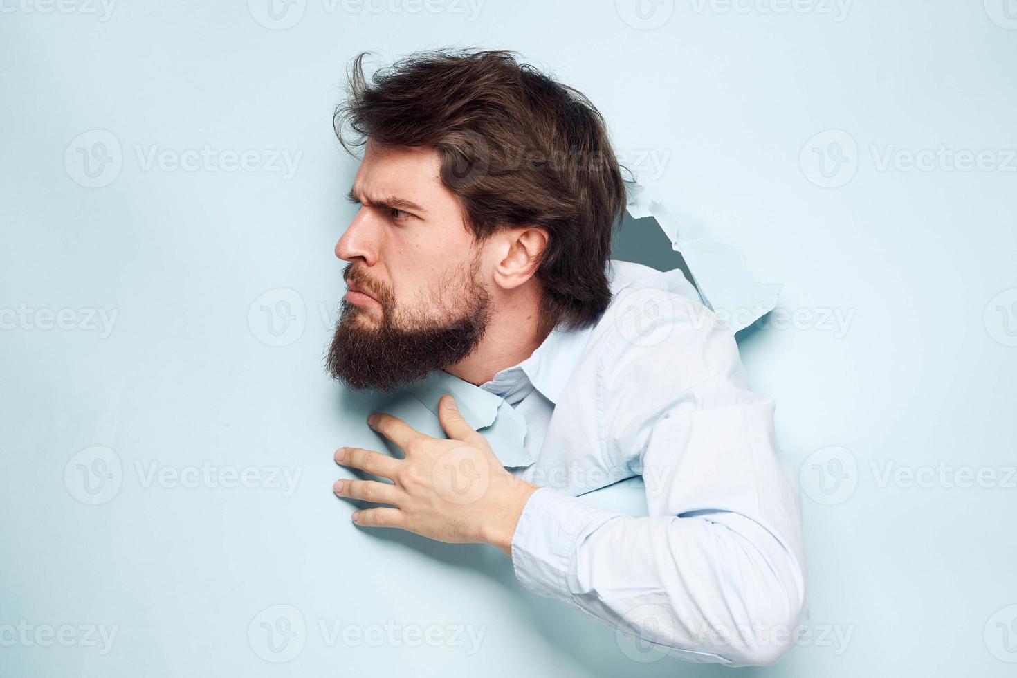 wütend Mann Gesten mit seine Hände Unzufriedenheit Emotionen Arbeit Büro foto