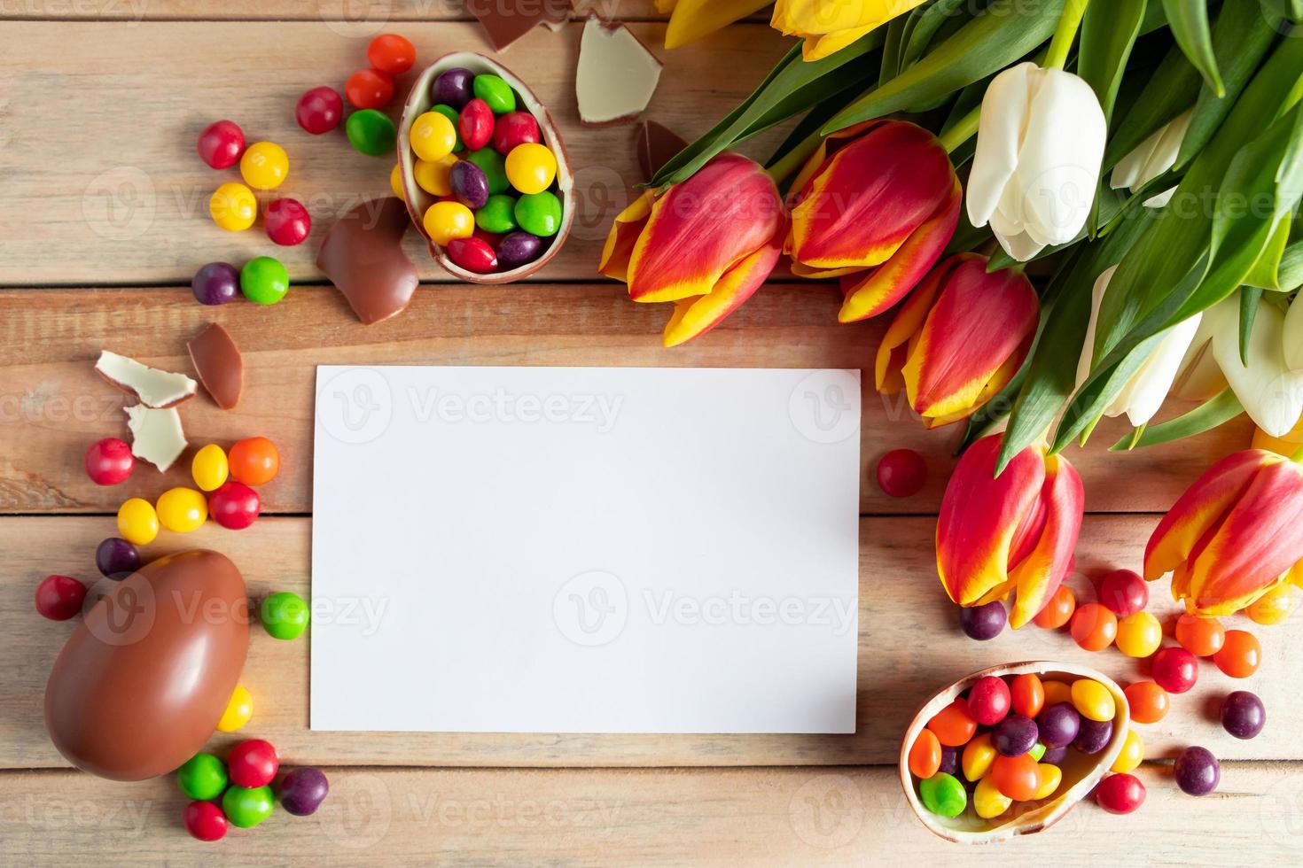 Osterkomposition aus Schokoladeneiern und Tulpen foto