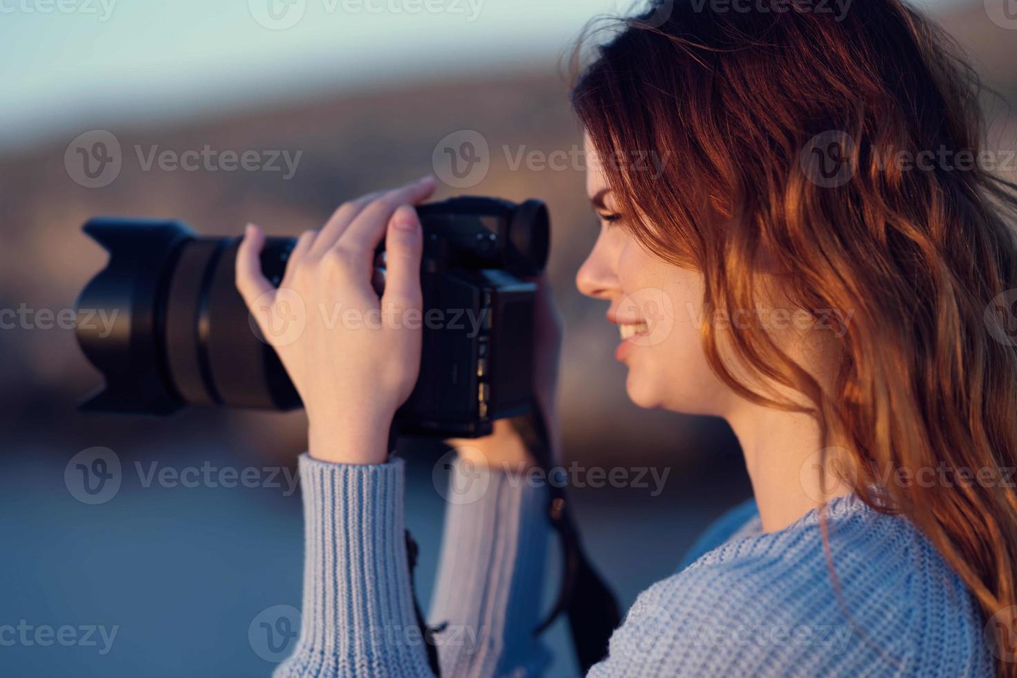 ziemlich Frau Fotograf Reise Landschaft Kamera foto