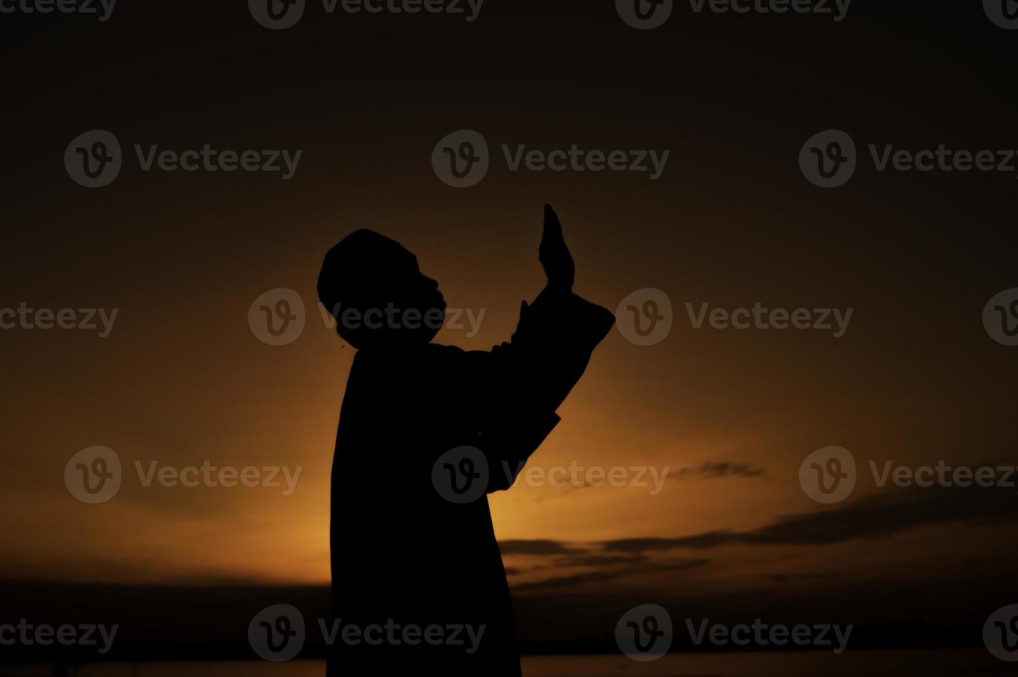 Silhouette jung asiatisch Muslim Mann beten auf Sonnenuntergang, Ramadan Festival Konzept foto