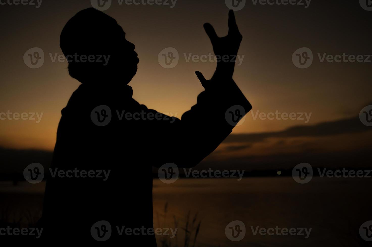 Silhouette jung asiatisch Muslim Mann beten auf Sonnenuntergang, Ramadan Festival Konzept foto