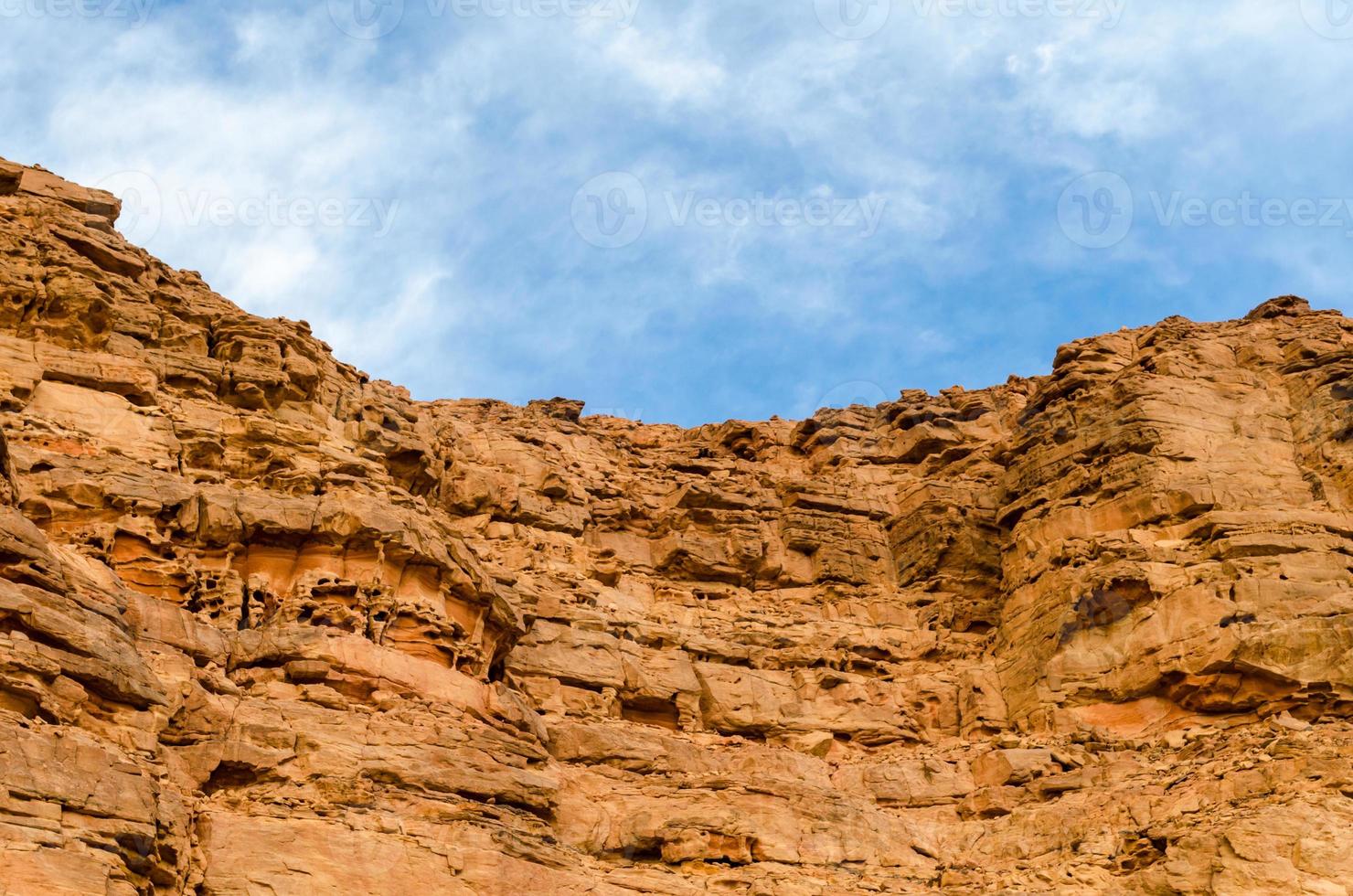 blauer Himmel über einem felsigen Canyongesicht foto