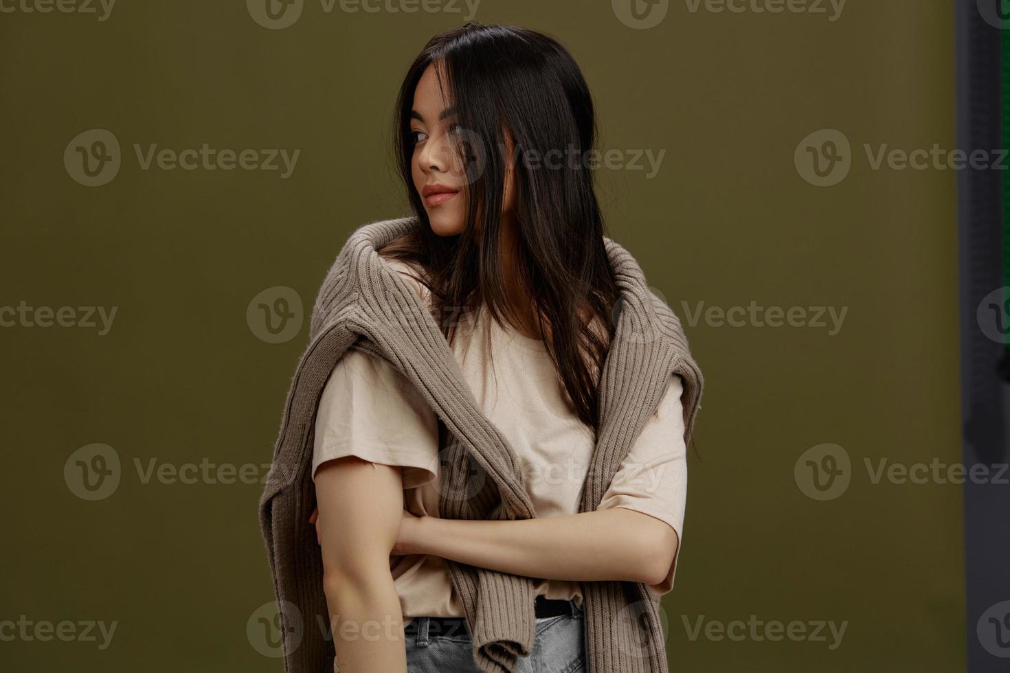 jung Frau im Winter Sweatshirt Mode Kosmetika Kleider isoliert Hintergrund foto