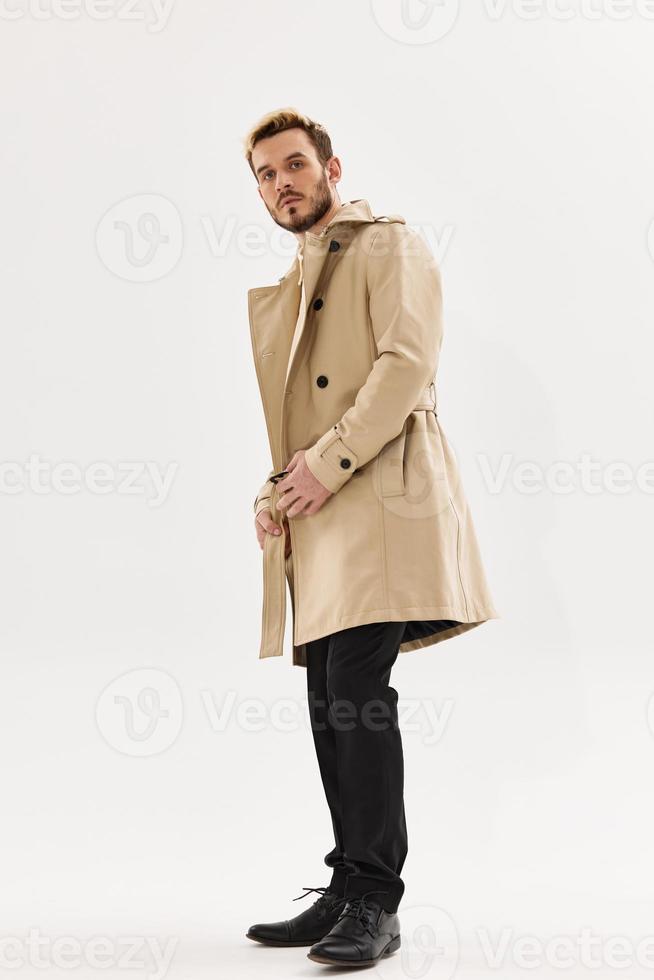 Mann im Mantel voll Länge posieren Herbst Mode Lebensstil foto