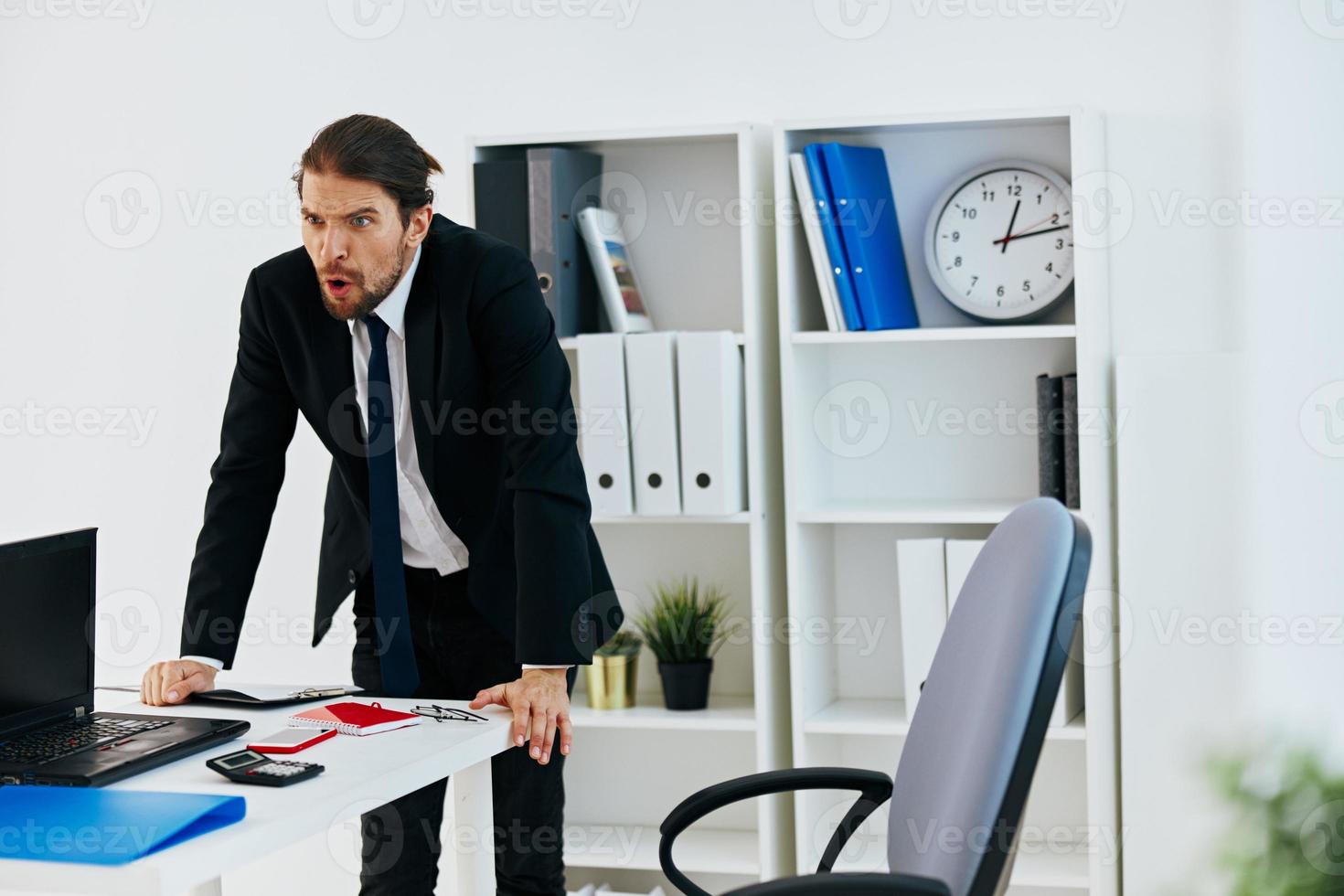 Manager im das Büro mit Unterlagen Technologien foto
