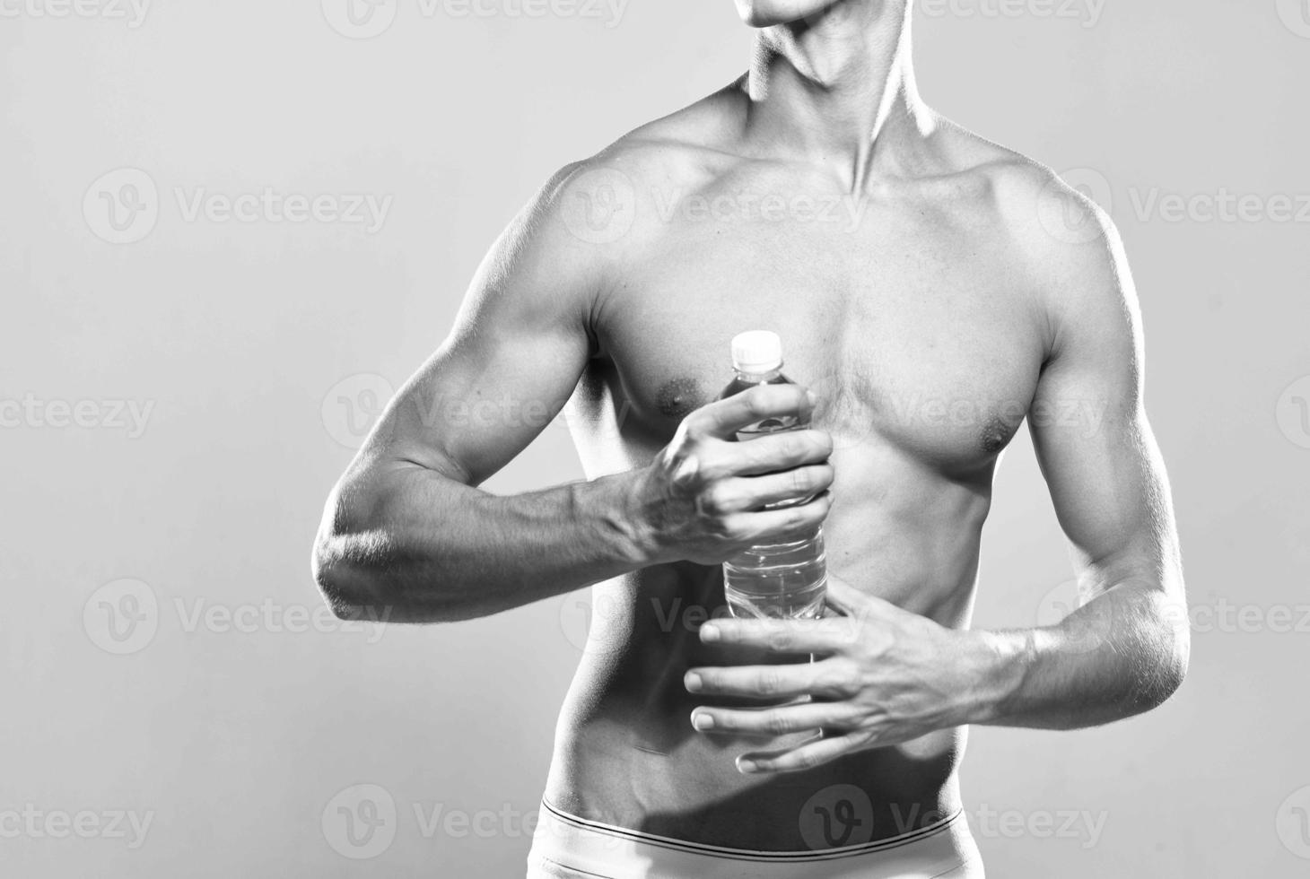 sportlich Mann Wasser Flasche muskulös Körper Studio posieren foto