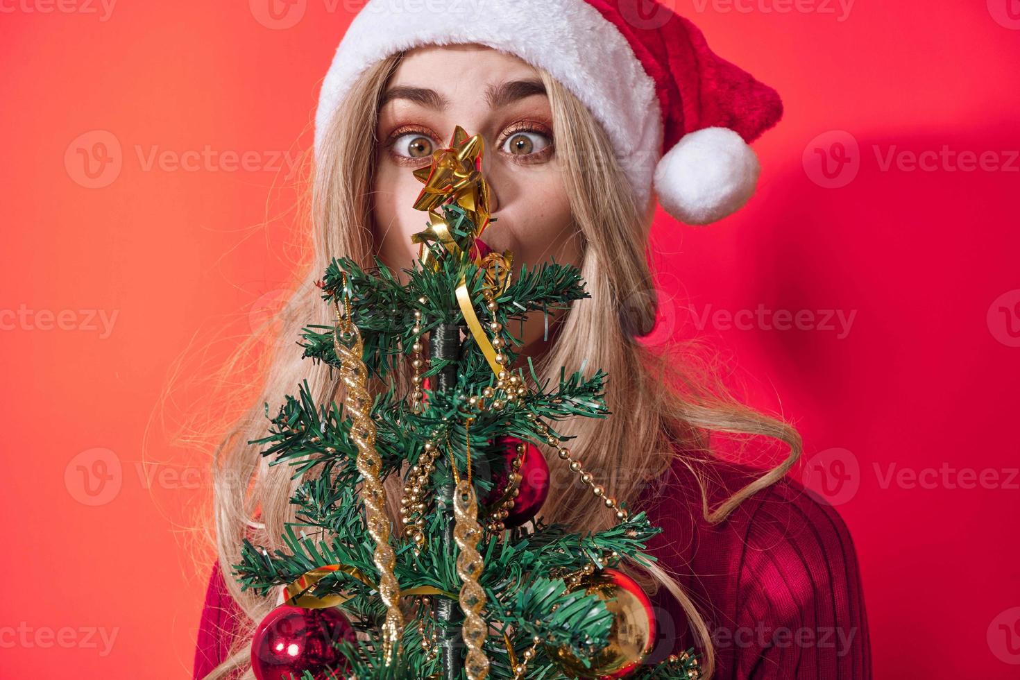 Frau halten Weihnachten Baum Spielzeuge isoliert Hintergrund Urlaub foto