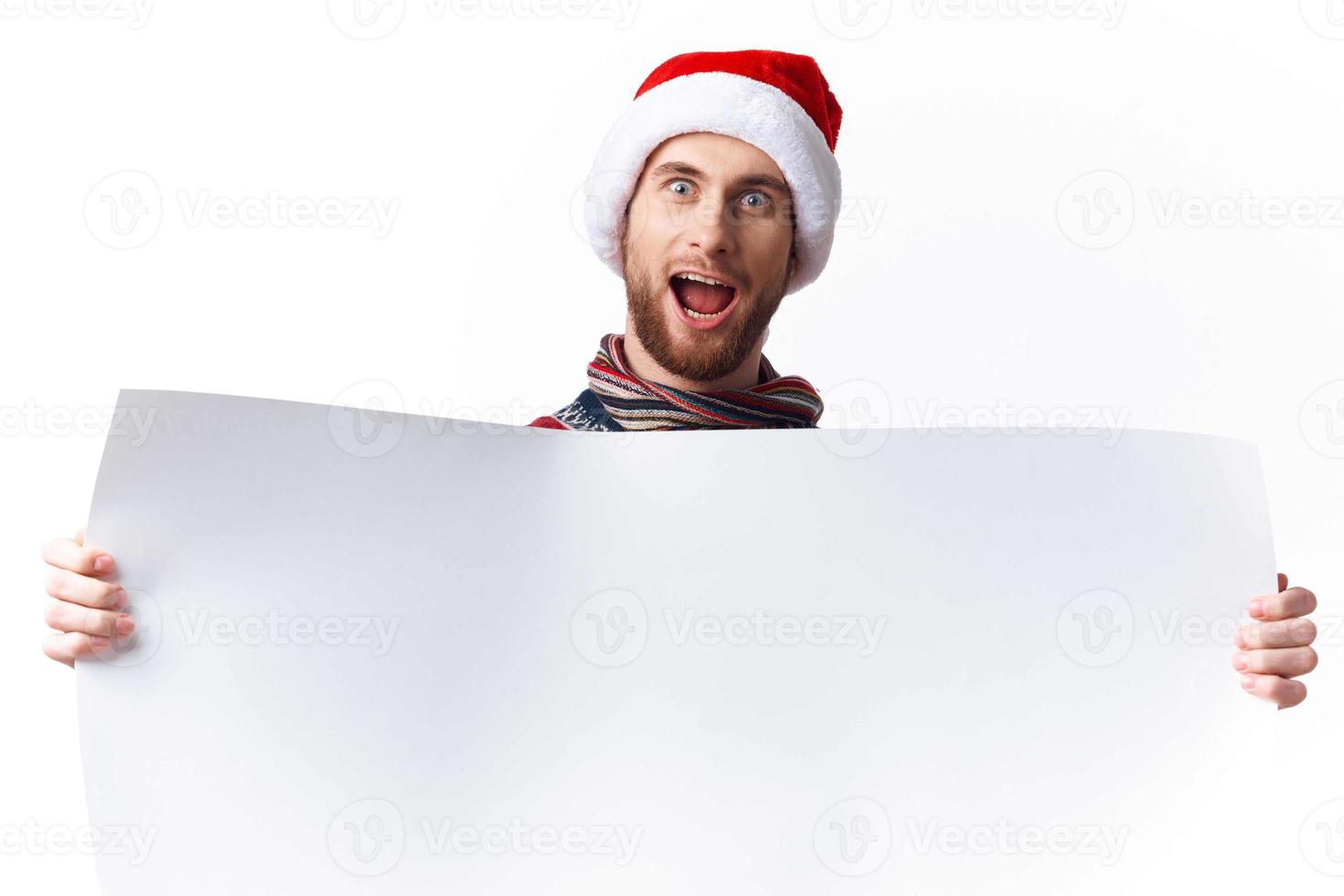 heiter Mann im Neu Jahre Kleider halten ein Banner Urlaub Licht Hintergrund foto