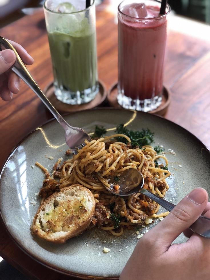 Spaghetti Bolognese Hand im Rahmen mit trinken foto