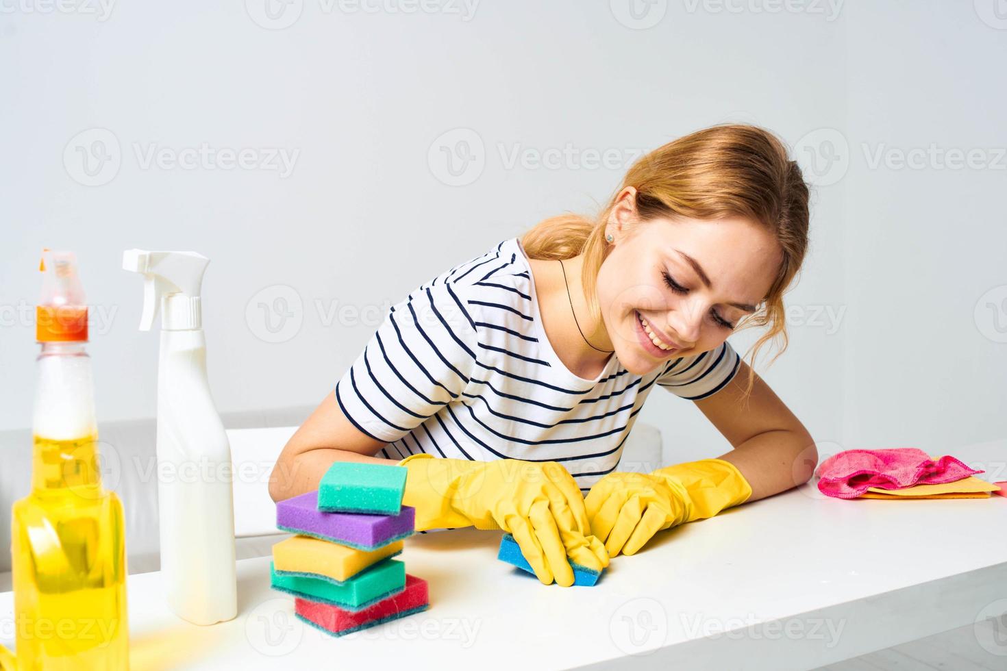 Reinigung Dame im Gummi Handschuhe Schwamm Waschmittel Innere Arbeit beim Zuhause foto