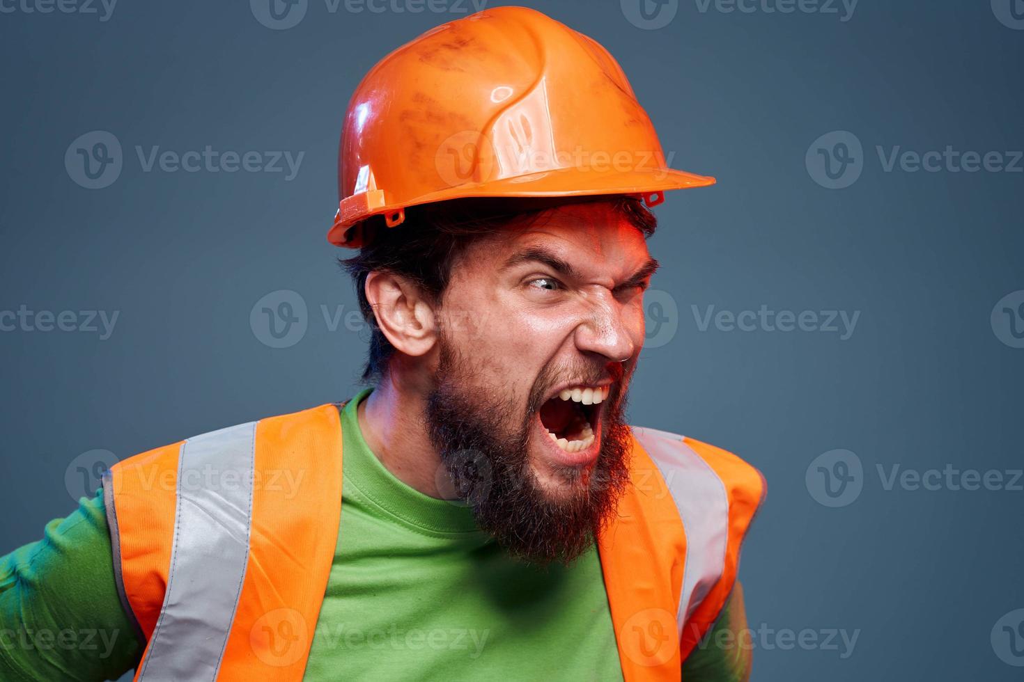 emotional Bauherren Orange schwer Hut Sicherheit Arbeit ermüden Blau Hintergrund foto